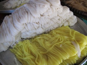 Yellow and white noodles / Nouilles jaunes et blanches